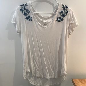 American Eagle embroidered t shirt